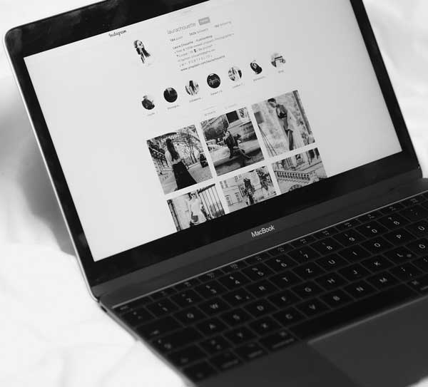 En MacBook Air med den beste nettsidebyggeren