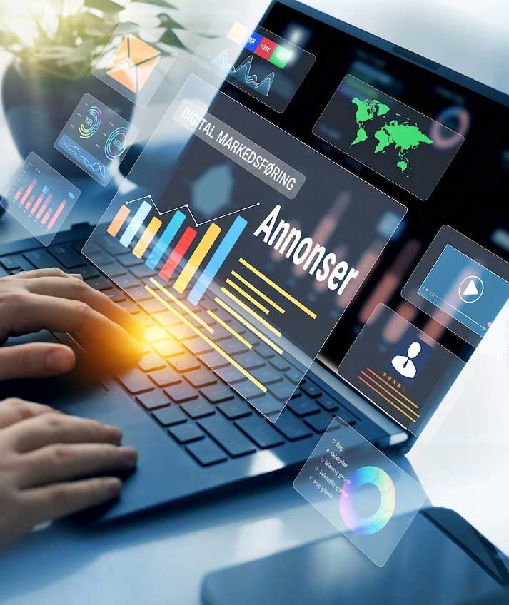 digital_annonsering En mann jobber med digital annonsering på en bærbar datamaskin.