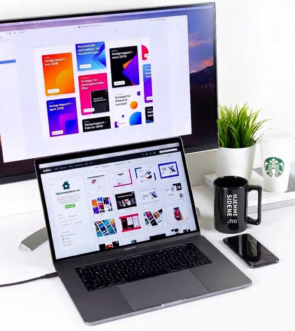 Arbeid med nettside redesign på stasjonær datamaskin og laptop.