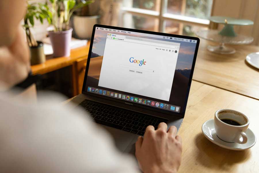 teknisk-seo Teknisk SEO hjelper mannen som søker på Google på en MacBook Pro til å komme høyt opp i trefflisten.